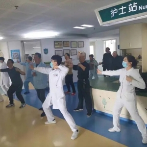 护士领舞练习“八段锦”，青大附院为患者搭起养生“桥梁”