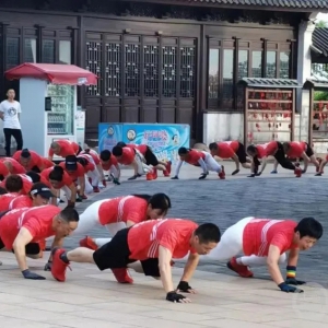 苏州一健身团队“鳄鱼爬”视频上热搜 团长回应：已改进动作