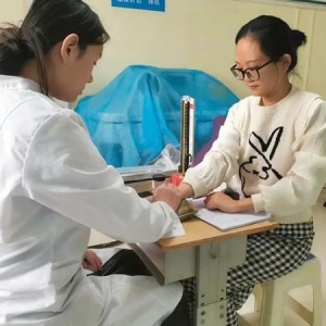 健康服务进校园 青春志愿暖师心