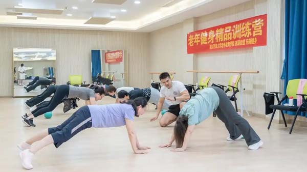 专业教练进驻，老年大学健身营开课