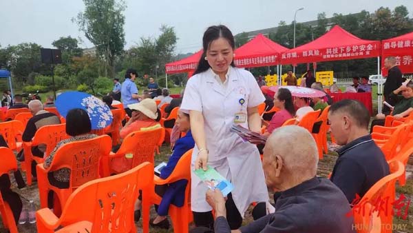 “双节”假期，益阳赫山医疗力量下沉进村，守护村民健康