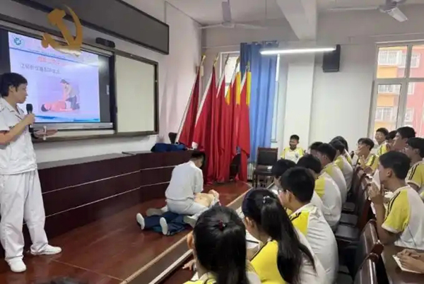“黄金四分钟”急救知识进校园 招远市人民医院“健康科普直通车”为师生保驾护航
