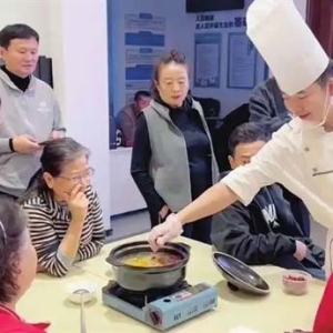 兴华街道滨河社区举办居民共熬养生汤活动