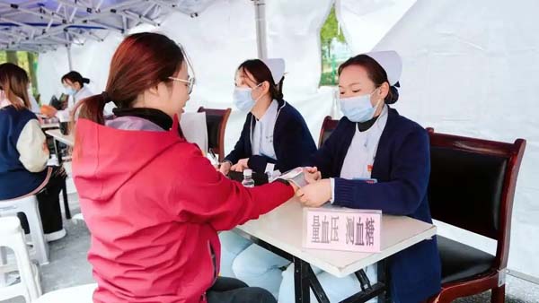 近距离体验中医特色门诊服务！贵州中医药大学大学城医院举行“世界传统医药日”义诊活动