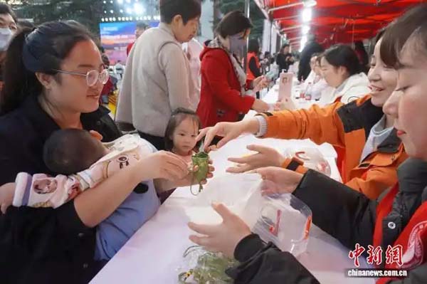 养生风起年轻人 中医药夜市成“赶集”新宠