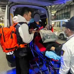 他们随身携带AED，日均3万步！进博会上有一支流动的巡场医疗队