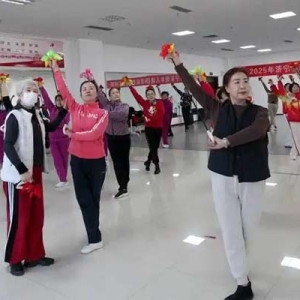 济宁：健身球操“舞”出老年新风采