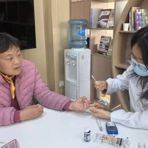 医社联动暖寒冬 健康讲座护“银龄”