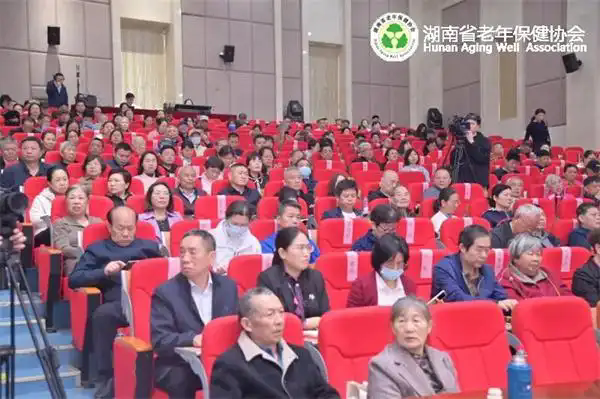 省老年保健协会顾问卢光琇在“金秋大讲堂”授课