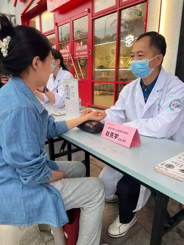 “襄当行”中医养生集市开进社区商圈 居民家门口乐享健康夜生活