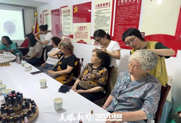 云岩区盐务街街道邀请辖区退休干部参加养生主题课堂