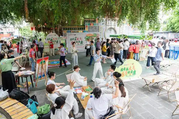 榕树下搭起养生市集 海南7家养生客厅联动 把健康服务送进海口坡巷社区