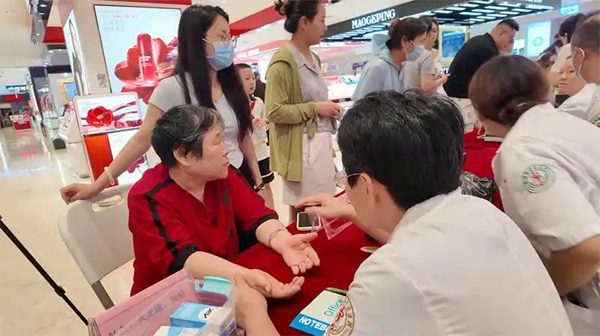 菏泽市中医医院：中医药科普进商圈 便民服务护健康