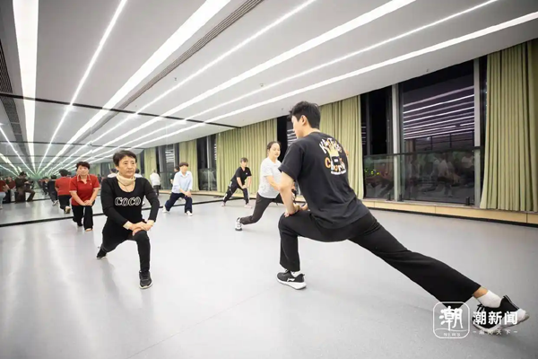 体康课里迎重阳 家门口乐享“银龄健康”