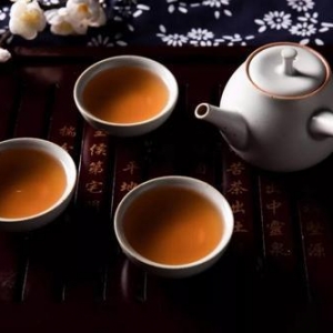 长期喝白开水与长期喝茶的人相比，谁的身体更健康？看医生如何说