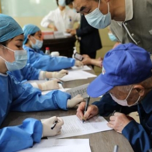 “缠腰龙”偏爱50岁以上人群？预防疫苗已在社区开打，免疫力低或激活病毒