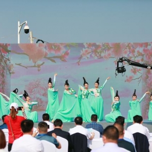 万亩桃花开，美景侯佳人成都东部新区第二届东麓桃花美食季开幕