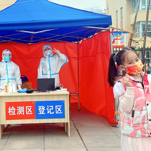 把检测点当秀场？家长让孩子给“大白”跳舞，还在一旁不停拍照