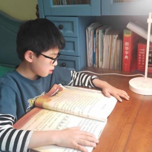 放大课本放大爱——一本“放大版”教科书背后的爱心接力