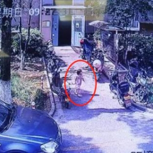 3岁女孩从7楼坠落，爬起来走了一段路后……监控下这幕看得人心疼