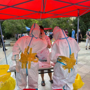 高温下的抗疫者特写！冰袋缠在腰上、防护口罩里根本闭不上嘴