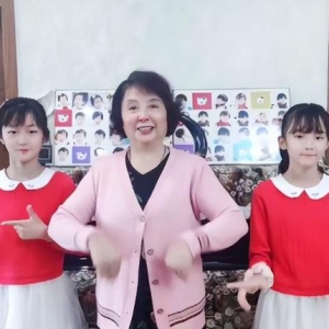 60岁高龄产女，12年为女儿存款700万，用行动诠释母爱但无法复制