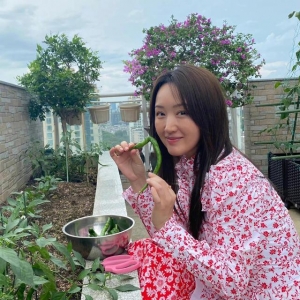 51岁杨钰莹晒出独居生活：一个人，养花种菜，与狗相伴，真自在！