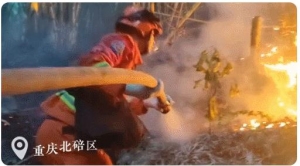 车被重庆人“包围”了！网友：没端火锅是最后的克制