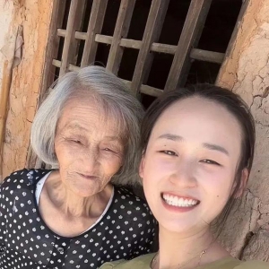 为奶奶出行方便，湘潭县一女孩花半年工资在家门口修了条水泥路