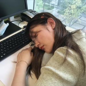 晚上熬夜，中午补觉就行？研究发现：午睡超过这个时间，脂肪肝风险翻倍！