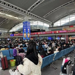 春运前的返乡者：有人千里带药回乡，有人回村排队就医