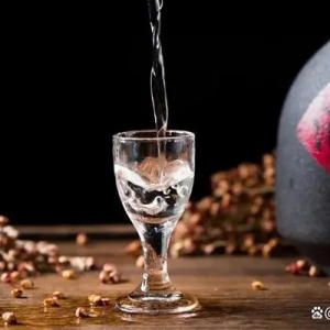 酒业巨头，爱搞金融