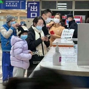 有医院急诊等待超10小时 家长自备挂钩、晾衣杆输液——迎战儿童呼吸道感染高峰