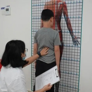 家长们注意了，请多关注孩子的脊柱健康