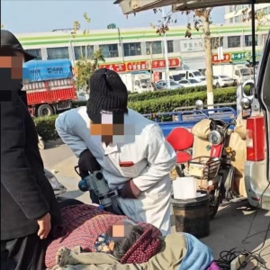 “白大褂”街头持电锤帮人按摩，喇叭宣扬“半月治愈半身不遂”；丰县主管部门：已前往核查 或涉嫌非法行医