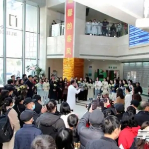 音乐疗愈心灵！医院大厅上演“音乐处方”感动数百患者