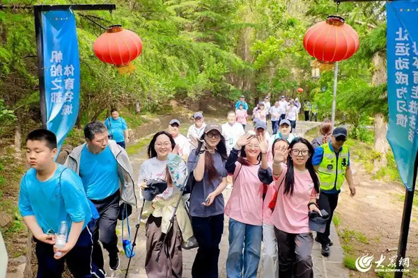 青岛连续22年举办全民健身登山活动 每年参与群众超百万人次