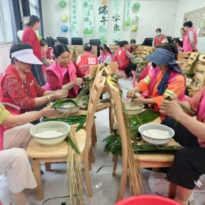 湘口街道双塔社区150余名居民在传统民俗中医养生中共赴端午
