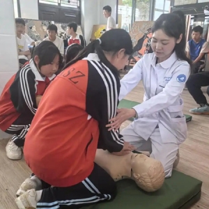 贵阳市妇幼保健院走进花溪第四中学开展“2025心肺复苏周”宣传教育活动