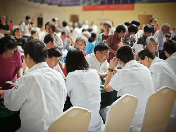 家门口来了“专家天团”！杭州这场义诊把健康服务送到居民心坎上