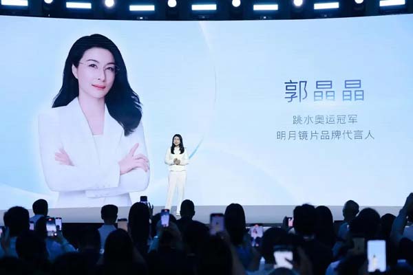 郭晶晶近日现身上海，以实际行动呼吁社会关注青少年视力健康