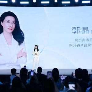 郭晶晶近日现身上海，以实际行动呼吁社会关注青少年视力健康