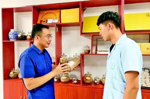 边防军官41岁“弃武从医”跻身艾灸保健赛道，用匠心守护中医药文化