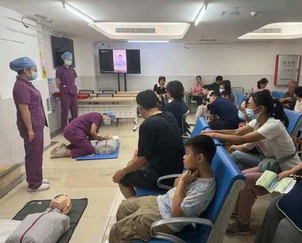 手术候诊区变身急救课堂！广东省妇幼保健院开展亲子急救培训