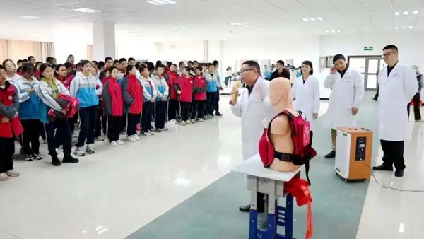 推广“健康副校长”机制 福州援疆医疗专家守护学生健康