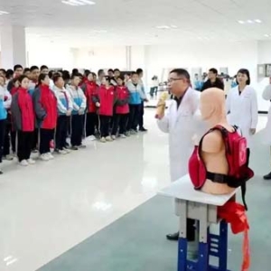 推广“健康副校长”机制 福州援疆医疗专家守护学生健康