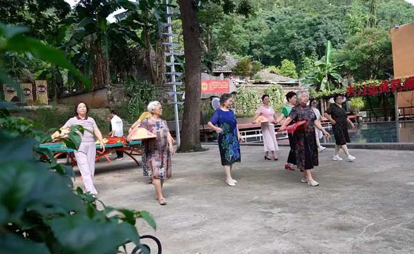 纳具·和园康养小镇：康养旅居新去处 各地游客来避暑
