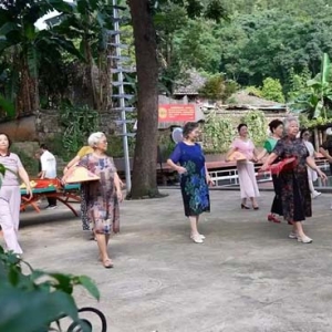 纳具·和园康养小镇：康养旅居新去处 各地游客来避暑