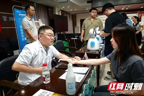中医文化服务进机关 共建健康新风尚