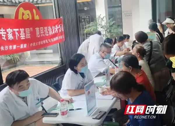 健康服务进公园 共筑“家门口”健康防线